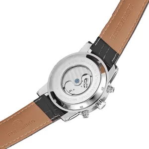 Gros plan du mouvement de la montre automatique FORSINING à travers le fond transparent