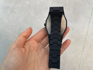 Vista posterior detallada de un reloj de cuarzo para hombre con correa de silicona negra