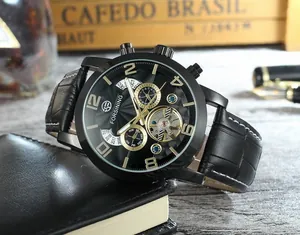 Gros plan sur la montre automatique Forsining avec cadran squelette et bracelet en cuir noir