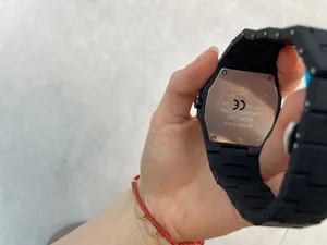 Primer plano detallado de la parte trasera del reloj de cuarzo Pintime para hombre