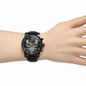 Gros plan détaillé de la montre automatique Forsining pour hommes sur un mannequin