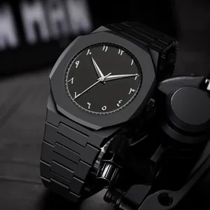 Primer plano de reloj de cuarzo negro mate para hombre con bisel octogonal y números