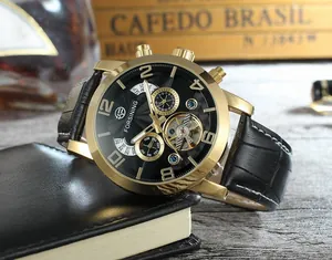 Gros plan d'une montre mécanique automatique Forsining pour homme avec cadran noir