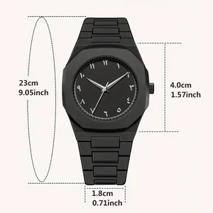 Vista detallada de reloj negro para hombre con números árabes y dimensiones