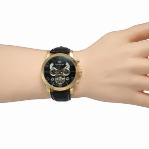 Gros plan détaillé d'une montre mécanique automatique Forsining dorée de luxe au poignet.