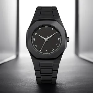 Primer plano de un reloj para hombre negro mate con números árabes en la esfera