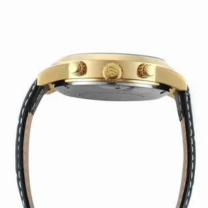 Vue latérale détaillée d'une montre mécanique Forsining pour homme dorée à trois couronnes.