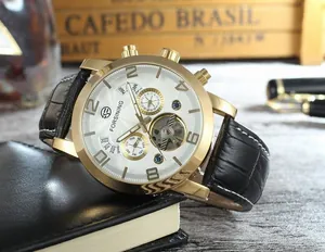 Vue détaillée de la montre mécanique automatique Forsining en or avec bracelet en cuir
