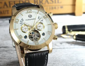 Gros plan sur la montre mécanique automatique Forsining dorée avec tourbillon visible
