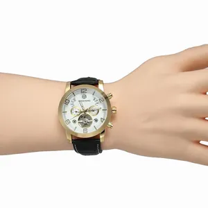 Vue détaillée de la montre mécanique automatique Forsining pour hommes avec tourbillon au poignet