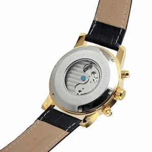 Gros plan détaillé du mouvement mécanique automatique et du bracelet en cuir véritable de montre.