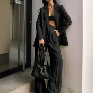 Completo business da donna nero a tre pezzi con blazer e pantaloni a gamba larga