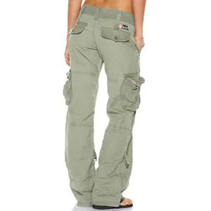 Rückansicht der Vintage Cargohose für Damen mit weitem Bein und mehreren Taschen