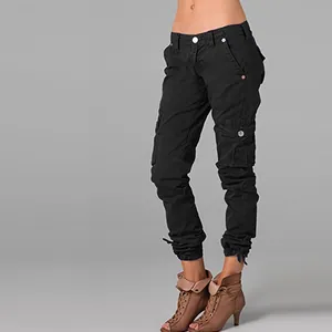 Vista dettagliata dei pantaloni cargo neri con tasche multiple e caviglie elasticizzate.