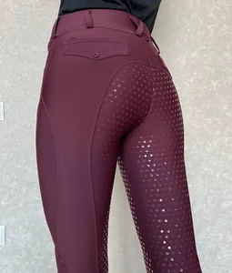 Nahaufnahme der weinroten Damen-Reitleggings mit rutschfestem Silikon-Vollbesatz