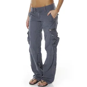 Detailansicht der grauen Vintage-Cargohose mit mehreren Taschen und weitem Bein.