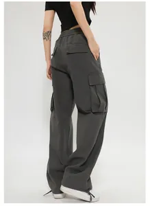 Vista posteriore di pantaloni cargo retrò grigio scuro a gamba larga con tasche