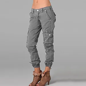 Dettaglio dei pantaloni cargo grigi multi-tasche con design tattico e caviglie elasticizzate