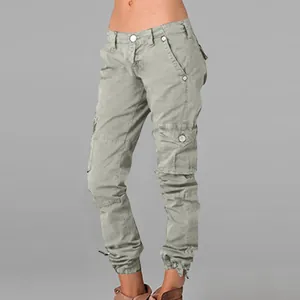 Vista dettagliata dei pantaloni cargo kaki slim-fit con tasche laterali e polsini elastici