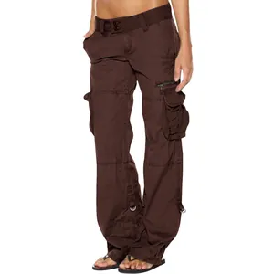 Detailansicht der braunen Damen-Cargohose im Vintage-Stil mit lockerer gerader Passform