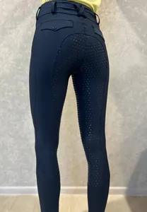 Detailansicht einer schwarzen Damen-Reithose mit rutschfestem Silikon-Vollbesatz.