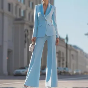 Elegante completo da donna azzurro professionale con pantaloni a gamba larga chic.
