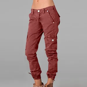 Dettaglio dei pantaloni cargo tattici color ruggine da donna con polsini e tasche.