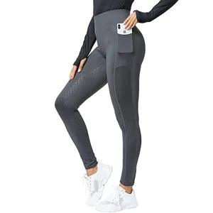 Detailansicht der Reithose mit hoher Taille, Handytasche und Silikonbesatz für festen Sitz