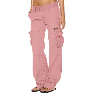 Nahaufnahme der rosa Cargo-Hose für Damen mit weitem Bein und mehreren Taschen