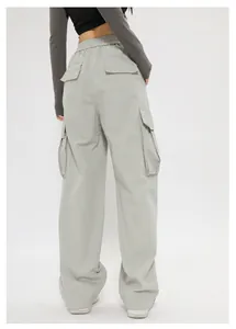 Vista dettagliata posteriore di pantaloni cargo vintage grigio chiaro a gamba larga con tasche
