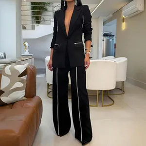 Elegante completo da donna in due pezzi blazer nero con profili bianchi
