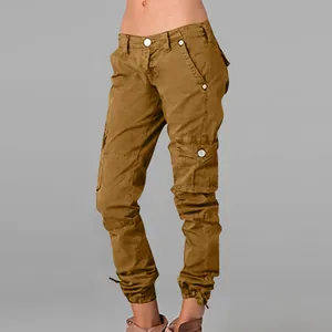 Vista dettagliata dei pantaloni cargo tattici marroni con tasche multiple e polsini.