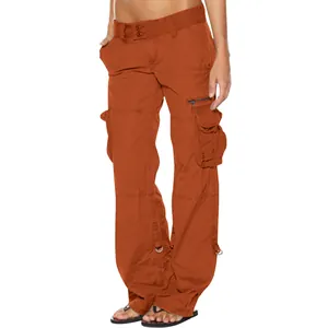 Detailansicht der orangefarbenen Cargo-Hose mit weitem Bein und mehreren Taschen.