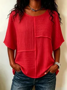 Details des strukturierten Knitterstoffes und Patchwork-Designs dieses roten Sommertops.