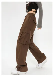 Vista laterale di pantaloni cargo marroni retrò con ampie tasche a patta e vestibilità larga
