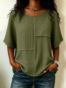 Nahaufnahme des olivgrünen Damen-T-Shirts mit lässigem Crinkle-Stoff-Patchwork