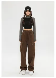 Vista a figura intera di pantaloni cargo marroni vintage a gamba larga per look streetwear.