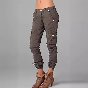 Pantaloni cargo slim fit da donna con tasche multiple e coulisse sul fondo gamba