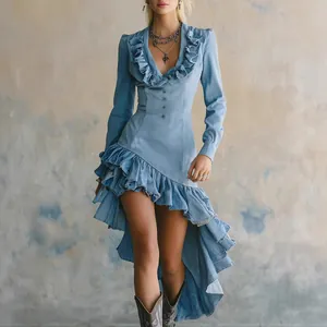 Abito in denim azzurro stile western retrò con scollo a V a balze e orlo asimmetrico.
