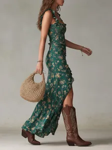 Robe longue bohème à fleurs avec volants et une fente haute sexy sur le côté.