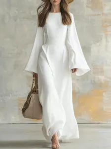Élégante robe longue plissée blanche avec manches évasées et coupe ajustée moderne