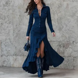 Modella indossa un abito lungo blu navy attillato con orlo a balze e spacco laterale