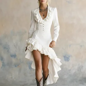 Dettaglio dell'orlo a balze high-low su questo abito in denim bianco stile western