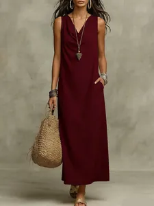 Elegante vestido maxi sin mangas granate con cuello drapeado y bolsillos laterales