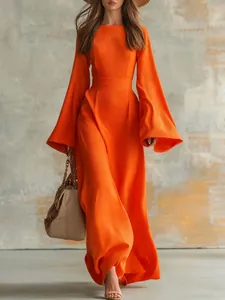 Vue détaillée d'une robe longue plissée orange vif avec manches évasées et coupe ajustée