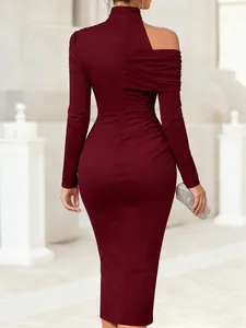 Achteraanzicht van een elegante bordeauxrode one-shoulder midi-jurk met plooien en hoge hals