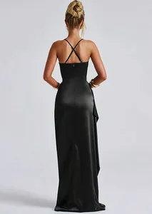 Elegante vestido de satén negro con tirantes cruzados en la espalda y abertura lateral