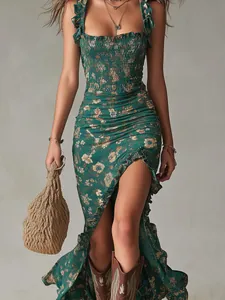 Gros plan d'une robe bohème vintage avec volants, fente haute et détails floraux.