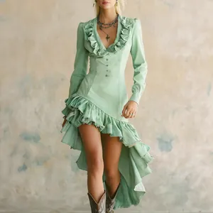 Abito in denim stile western vintage con volant e un orlo asimmetrico distintivo