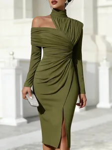 Elegante olijfgroene one-shoulder midi-jurk met hoge nek en split aan de voorkant